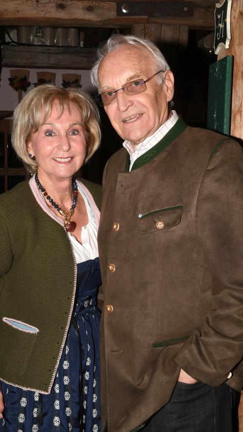 Edmund Stoiber, einst bayerischer Ministerpräsident, posiert im Käferzelt mit seiner Frau Karin.