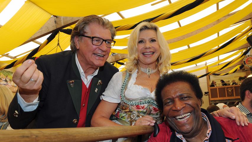 Eines der bekanntesten deutschen Schlagerpaare ist ebenfalls am Oktoberfest: Die Volksmusiker Marianne und Michael posieren mit Roberto Blanco.