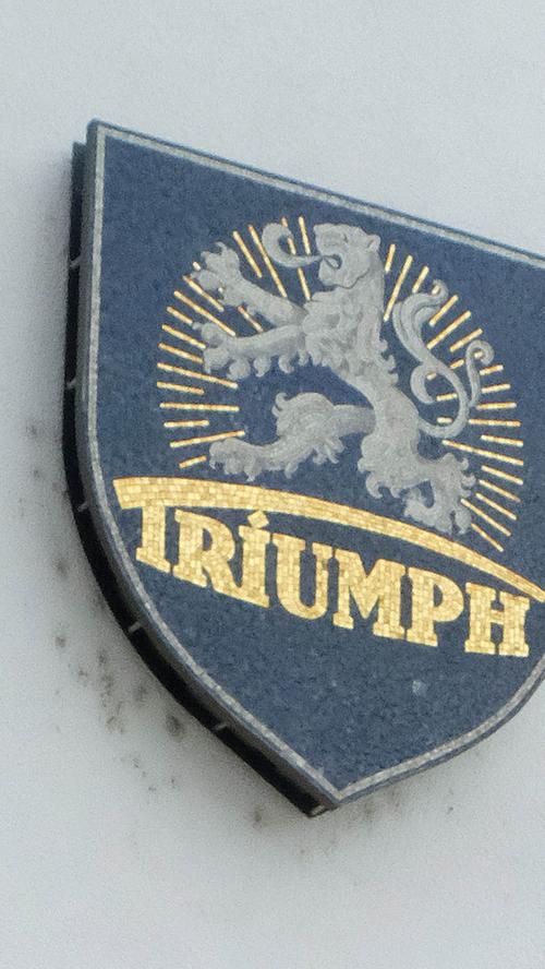 ... inzwischen erinnert nur noch ein Wappen an einer der Fassaden an die Firma Triumph-Adler, die hier 1896 gegründet wurde ...