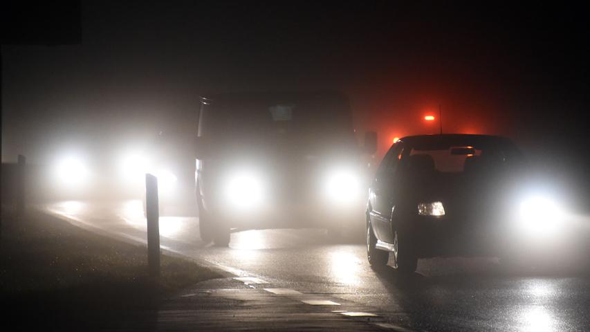 Bei Nebelbänken frühzeitig und kontrolliert abbremsen und den nachfolgenden Verkehr durch die Warnblinkanlage warnen.