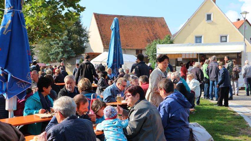 Im sonst so beschaulichen Merkendorfer Stadtteil war an diesem Sonntag richtig viel los. Grund für den Massenansturm war das Helgauer Krautfest.