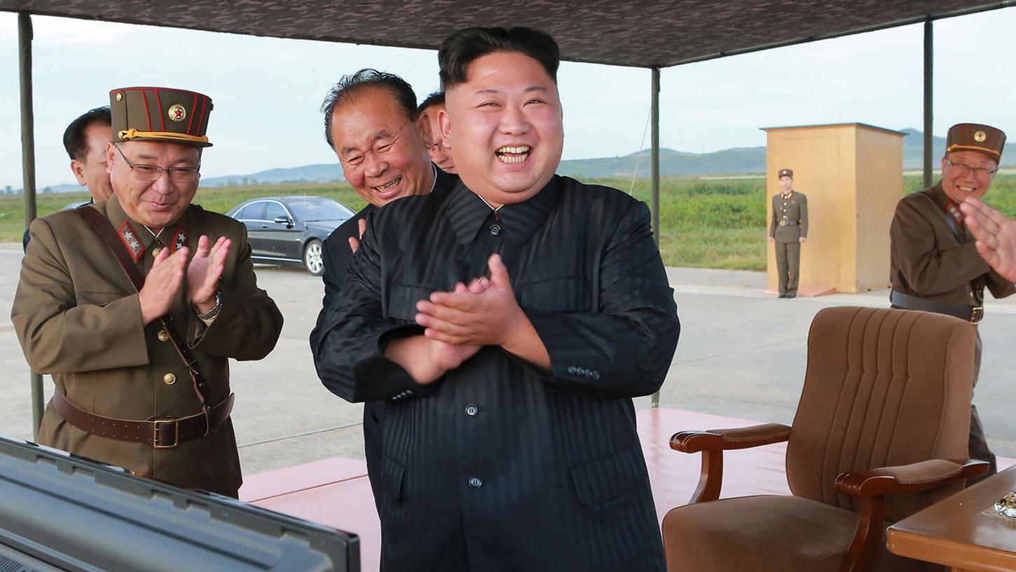 Die USA haben die Führung in Pjöngjang erneut eindringlich gewarnt, dass ein Angriff auf sie oder Verbündete zur Vernichtung Nordkoreas führen würde. Kim Jong Un zeigt sich davon unbeeindruckt und will das Atomprogramm seines Landes weiter voranbringen.