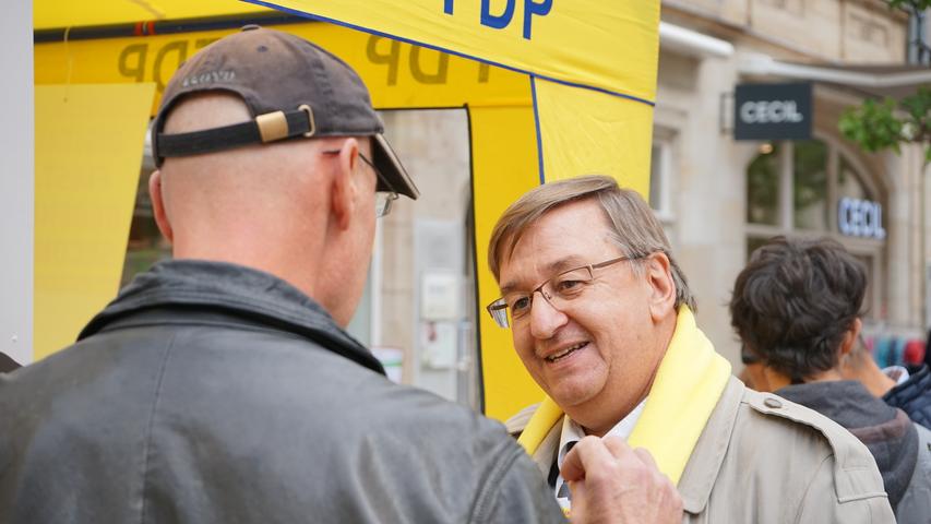 "Die Leute kommen auf einen zu": FDP-Kandidat Franz Fleischer ist ins Gespräch vertieft.