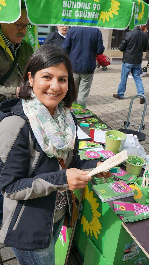 Mariam Akbary informiert sich am Stand der Grünen. Besonders interessiert mich das Thema Kinderarmut", sagt die 41-Jährige.