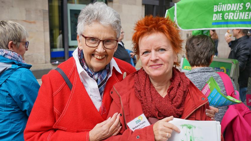 Rot-grüner Schulterschluss - oder doch eher Koalition der Burgfarrnbacherinnen? Meta Zill ist vom SPD-Stand zu Barbara Fuchs von den Grünen zu Besuch gekommen.