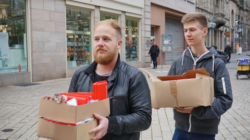 Nachschub: Juso-Chef Alexander Fuchs (vorne) und ein Mitstreiter liefern frisches Werbematerial für die SPD.