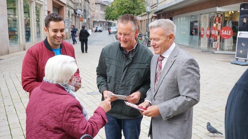 Umzingelt: Eine Seniorin im Gespräch mit dem SPD-Landtagsabgeordneten Horst Arnold, OB Thomas Jung und Stadtrat Maurice Guglietta (von rechts).