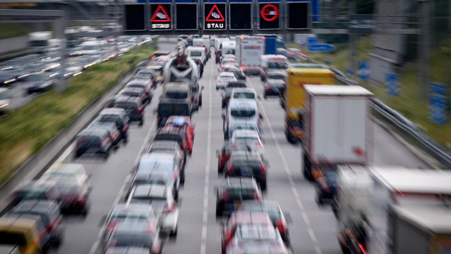 Stau und verstopfte Autobahnen - ein Bild, auf das Urlauber sich am Wochenende einstellen müssen.