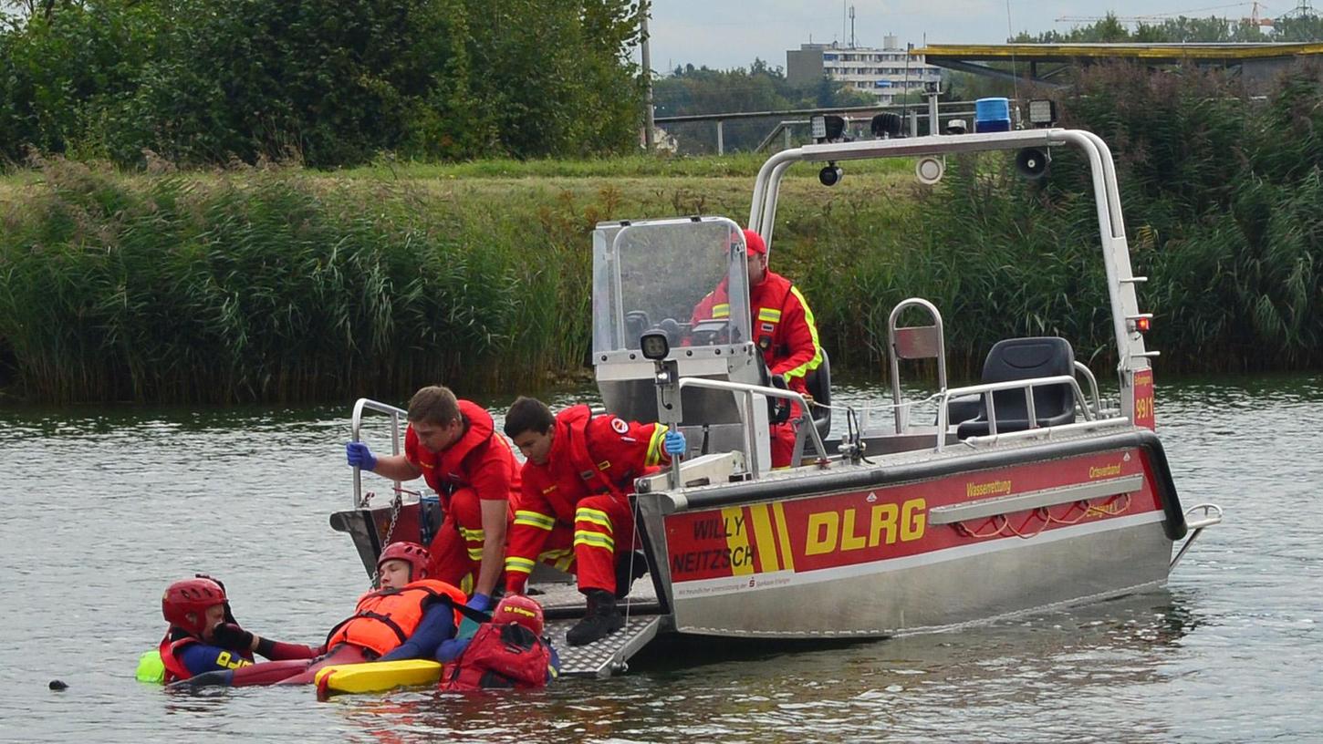 DLRG-Jugend rettet leblose Person aus dem Kanal
