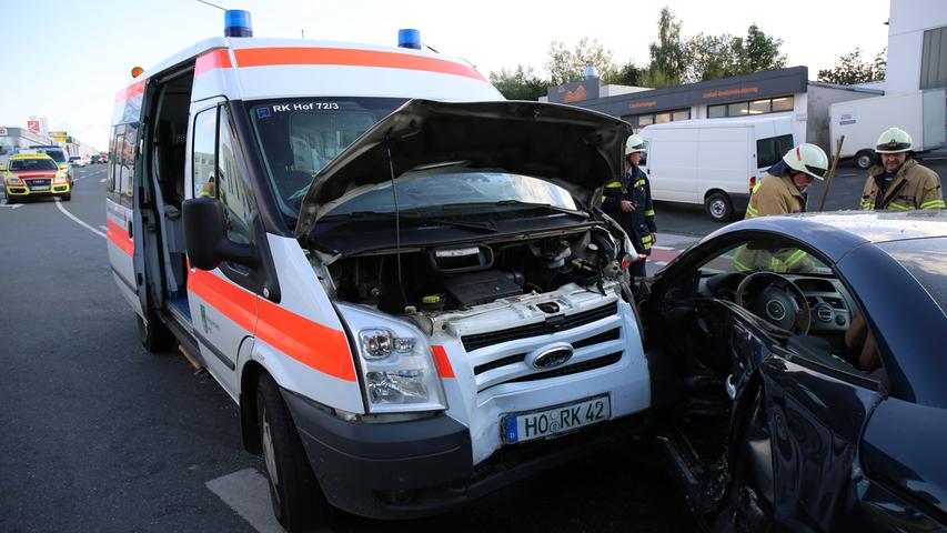 Renault stößt in Hof mit Rettungswagen zusammen
