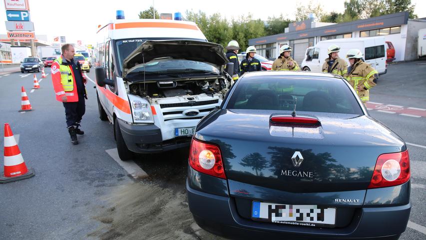 Renault stößt in Hof mit Rettungswagen zusammen
