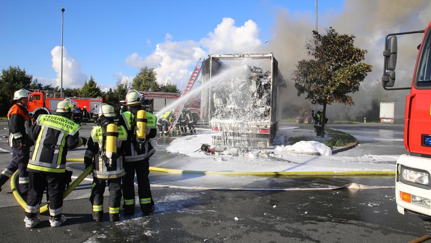 A6 bei Schwabach: Flammen schlagen aus Elektroschrott-Laster