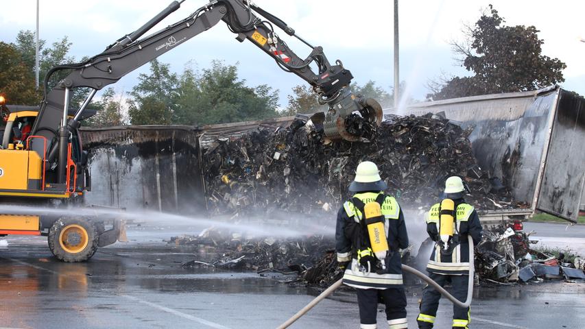 A6 bei Schwabach: Flammen schlagen aus Elektroschrott-Laster