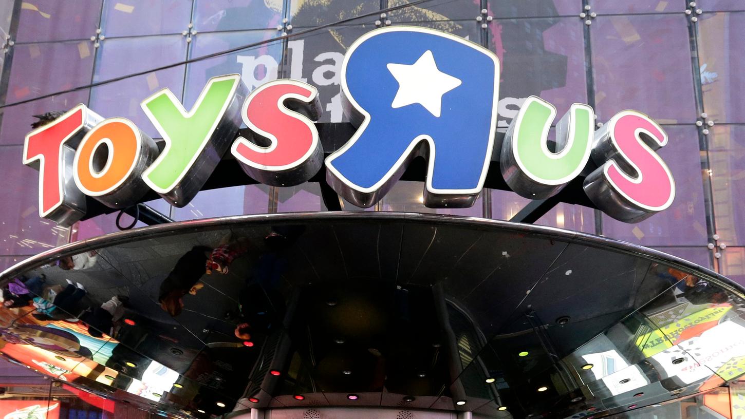 Toys R Us bereitet laut Medien einen Antrag auf Gläubigerschutz vor. Die Aussicht auf eine drohende Umschuldung noch vor dem wichtigen Weihnachtsgeschäft sorgt bei Anlegern schon länger für Unruhe. Toys R Us ist zwar nicht an der Börse gelistet, doch die Aktien der größten US-Spielzeughersteller Hasbro und Mattel gerieten unter Druck. Toys R Us bereitet laut Medien einen Antrag auf Gläubigerschutz vor. Die Aussicht auf eine drohende Umschuldung noch vor dem wichtigen Weihnachtsgeschäft sorgt bei Anlegern schon länger für Unruhe. Toys R Us ist zwar nicht an der Börse gelistet, doch die Aktien der größten US-Spielzeughersteller Hasbro und Mattel gerieten unter Druck.