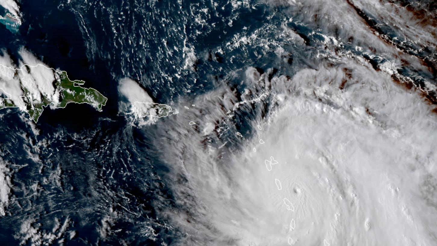 Das von der Nasa veröffentlichte Satellitenfoto zeigt Hurrikan "Maria" am 18. September um 20:30 Uhr (UTC) vor den Kleinen Antillen. Die französischen Karibikinseln Guadeloupe und Martinique bereiten sich auf den Durchzug des Hurrikans vor.