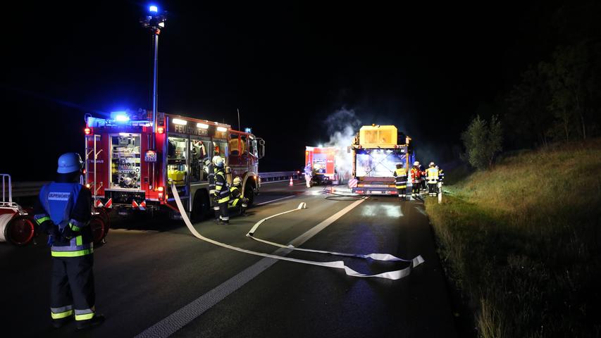 Brennendes Radlager: Sattelzug stand auf A9 in Flammen