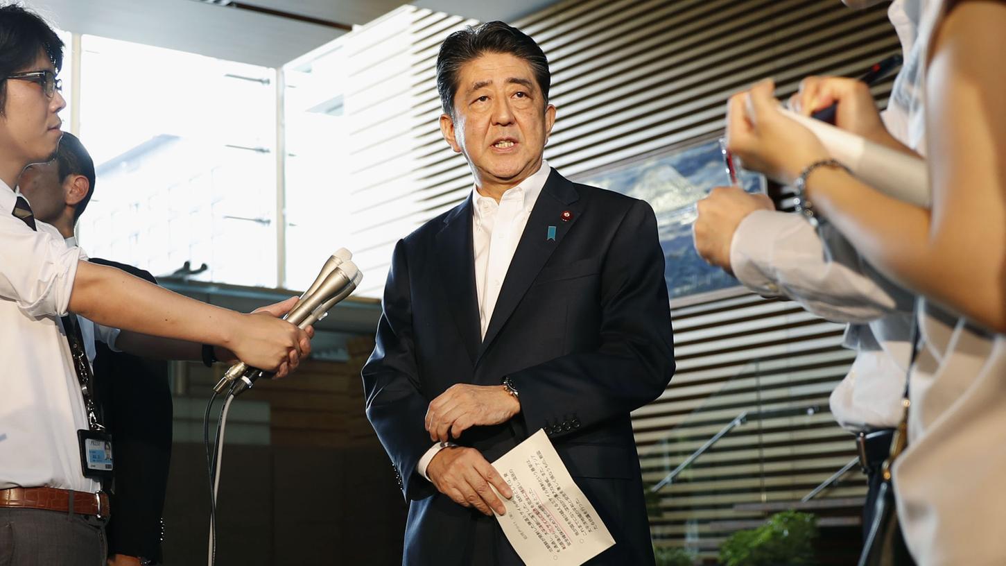Japans Premier Shinzo Abe spricht im August während einer Pressekonferenz mit Journalisten. Japans rechtskonservativer Ministerpräsident will seine Macht durch vorgezogene Neuwahlen sichern.