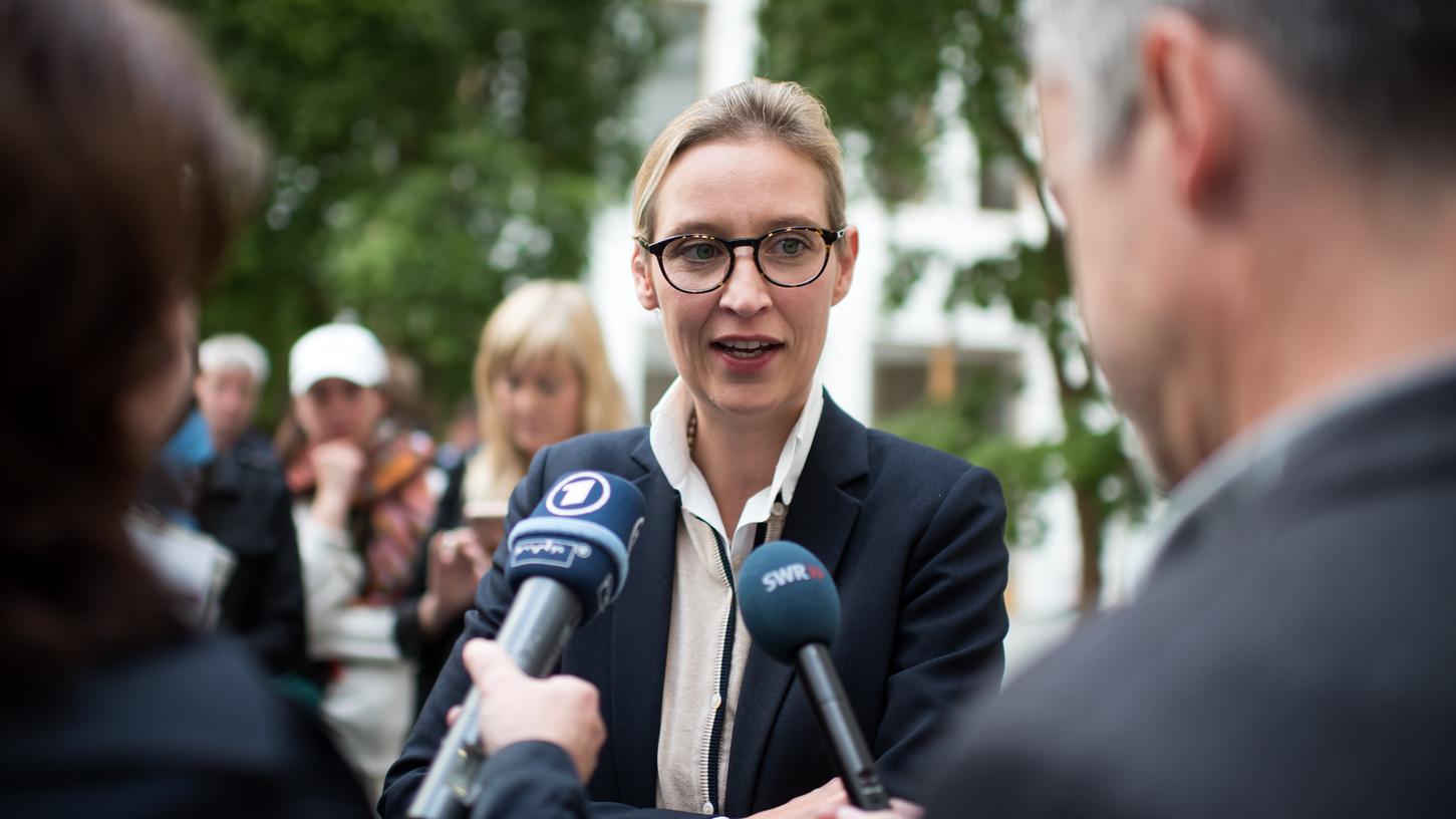 Alice Weidel, die Spitzenkandidatin der Partei Alternative für Deutschland (AfD) für die Bundestagswahl, äußert sich am 18. September nach einer Pressekonferenz in Berlin zu den Themen Zuwanderung und Kriminalität gegenüber Journalisten.