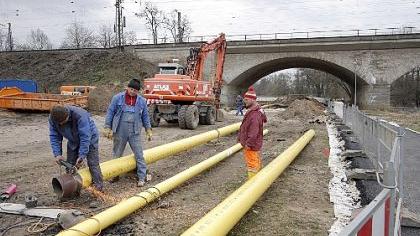 Unterhalb der Siebenbogenbrücke werden derzeit Versorgungsleitungen so in Position gebracht, dass sie beim späteren Brückenbau nicht im Wege stehen. Unterhalb der Siebenbogenbrücke werden derzeit Versorgungsleitungen so in Position gebracht, dass sie beim späteren Brückenbau nicht im Wege stehen.