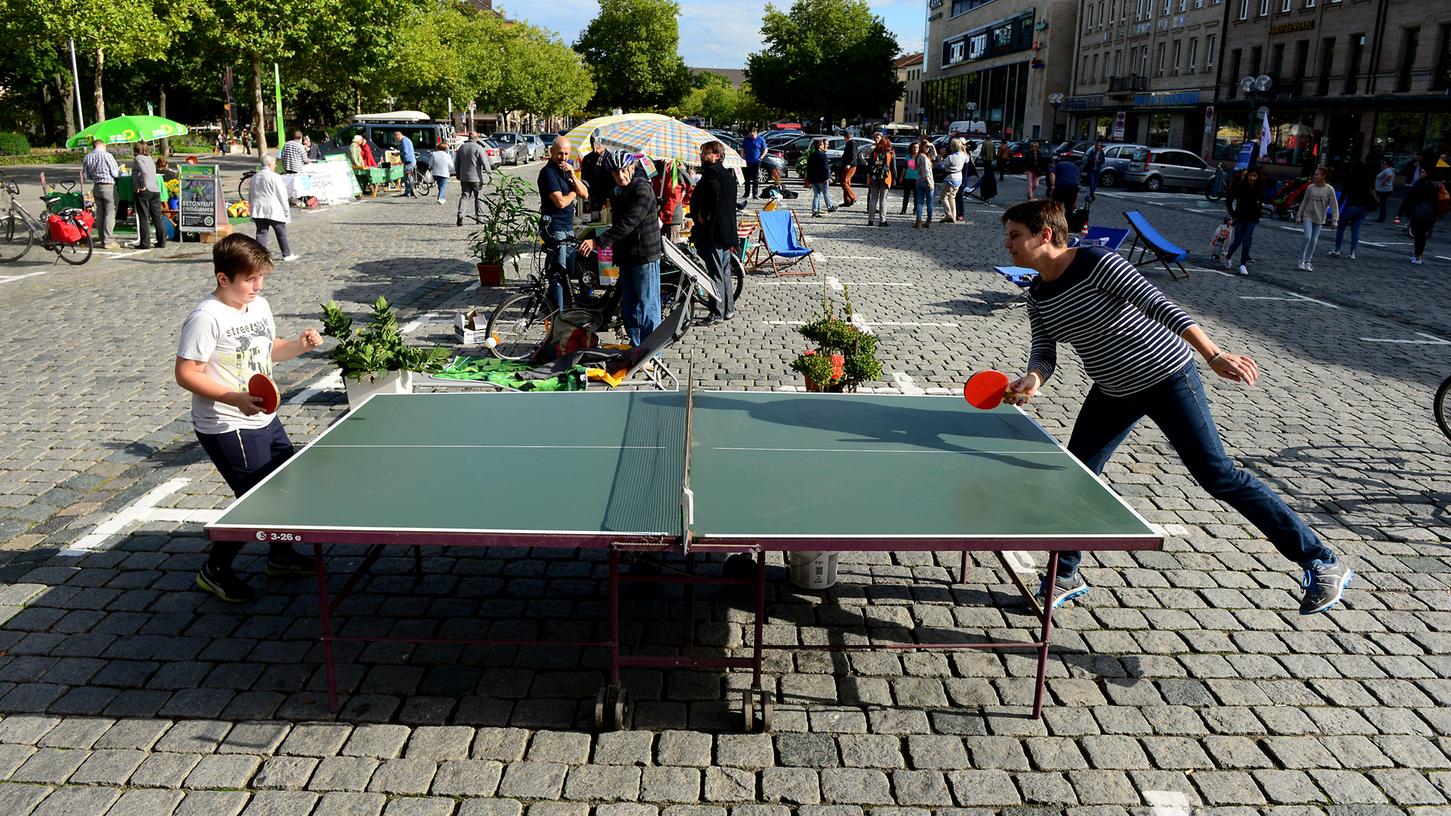 Mal etwas anderes als parkende Autos: Das Publikum hat die neu möblierte Teilfläche der besetzten Freiheit am "Parking Day" gerne mit Leben erfüllt.