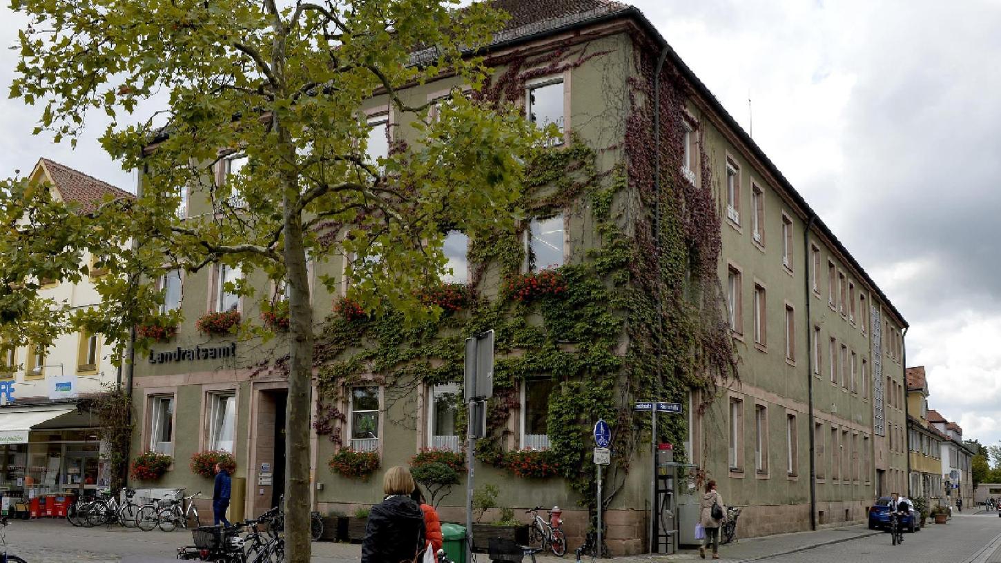 Das alte Landratsamts-Gebäude am Marktplatz, das dem Landkreis Erlangen-Höchstadt gehört, soll nach dem Umzug verkauft werden, wie es hieß. Die Universität hätte wohl gerne die Räumlichkeiten angemietet.
