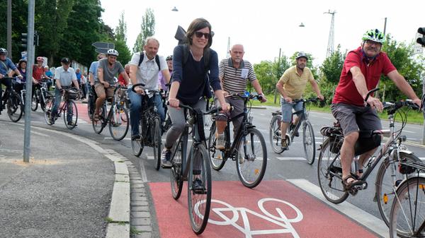 Auf den schnellen Routen entlang der Hauptverkehrswege wird die Radinfrastruktur vom Auto- und Fußgängerverkehr baulich getrennt. Infrage kommen dafür zum Beispiel Protected Bike Lanes, wo die Radspur mit Pollern oder Blumenkästen vom Autoverkehr abgetrennt wird, oder autonome Radwege.