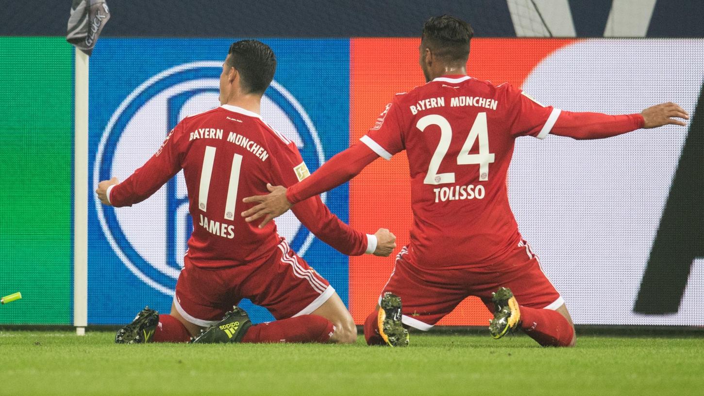 Lockerer 3:0-Sieg für die Bayern auf Schalke: Die Neuzugäng James Rodriguez (r) und Corentin Tolisso jubeln über das zwischenzeitliche 2:0.
