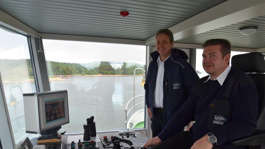 Bootsführer Mangelsdorf mit Betriebsleiter Marcus Wilken - der Chef könnte zur Not auch steuern, auch er hat einen Schiffführerschein.