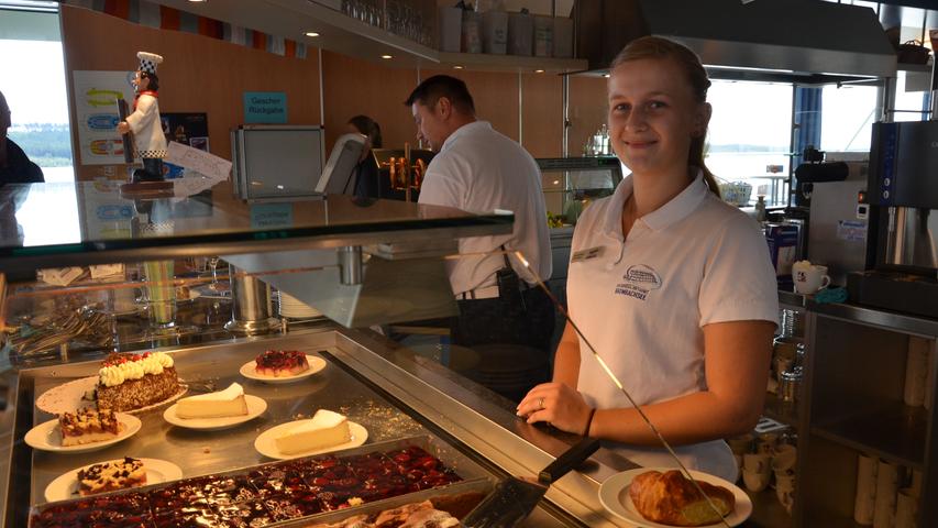 Annkristin Schwarz (19) aus Weiboldshausen lernt  Kauffrau für Freizeit und Tourismus. Neben der Büroarbeit ist sie auch auf dem Schiff im Einsatz, zum Beispiel an der Kuchentheke, die laut dem Chef von einer Bäckerei aus Ellingen bestückt wird.
