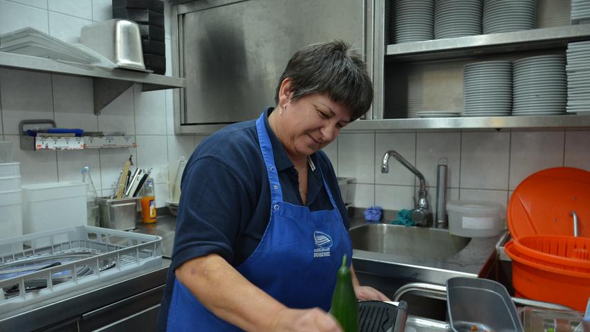 Helfende Hände des Kochs: Mitarbeiterin aus Rumänien.