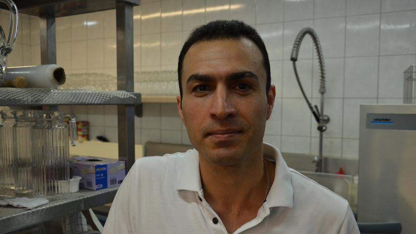 Ahmad Karimmigaleh kommt aus dem Iran. Dort habe er aus politischen Gründen im Gefängnis gesessen, sagt er. In Deutschland will er sich ein neues Leben aufbauen, in der Küche verdient er Geld, so lange sein Deutsch noch nicht ausreicht, um einen besser bezahlten Job als Techniker zu finden. Im Iran habe er als technischer Offizier auf Kriegsschiffen gearbeitet.