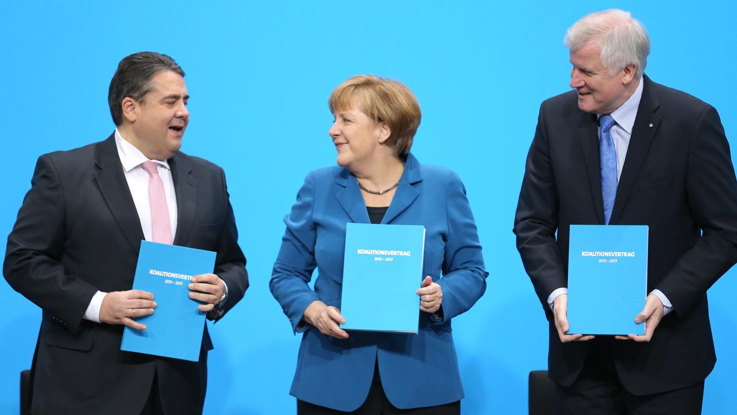 Vor vier Jahren präsentierten Sigmar Gabriel (SPD), Angela Merkel (CDU) und Horst Seehofer (CSU) ihren Koalitionsvertrag. Nun könnte es eine Neuauflage geben. Vor vier Jahren präsentierten Sigmar Gabriel (SPD), Angela Merkel (CDU) und Horst Seehofer (CSU) ihren Koalitionsvertrag. Nun könnte es eine Neuauflage geben.