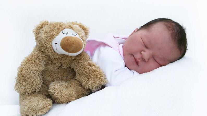 Träum süß, kleine Emilia! Am 17. September kam sie im St. Theresien-Krankenhaus auf die Welt. Bei ihrer Geburt wog sie 3750 Gramm und war 54 Zentimeter groß.