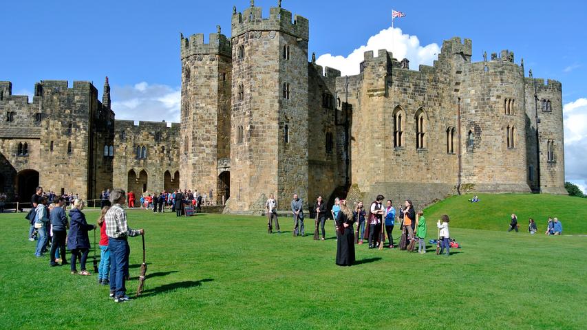 Harry Potter drehte hier seine ersten Runden auf seinem Besen. Die Besucher von Alnwick Castle können versuchen, es ihm gleichzutun. Eine Besen-Flugstunde führt in die Feinheiten ein.