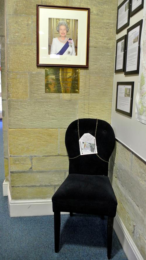 Die Queen höchstpersönlich stattete der Jugendherberge in Alnwick einen Besuch ab - und saß auf diesem Stuhl, der seitdem in Ehren gehalten wird.