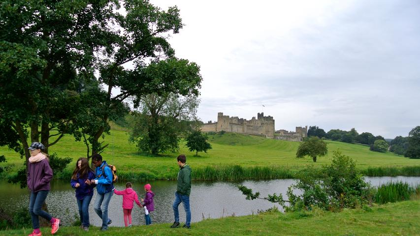 Bei einem Spaziergang lassen sich die Ausmaße von Alnwick Castle erahnen.
