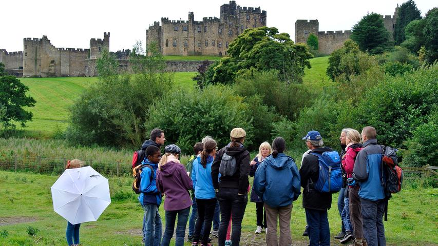 Debbie MacAlister, die ortsansässige Reiseführerin der Familien-Sprachreise, weiß viele interessante Hintergründe über die Geschichte von Alnwick Castle und der Dukes of Northumberland zu berichten.