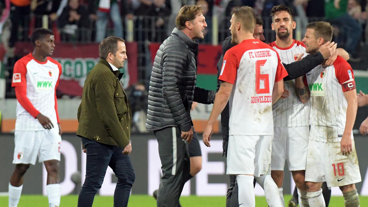Leipzigs Trainer Ralph Hasenhüttl (Mitte) diskutierte nach Abpfiff aufgeregt mit Augsburgs Kapitän Daniel Baier (rechts).