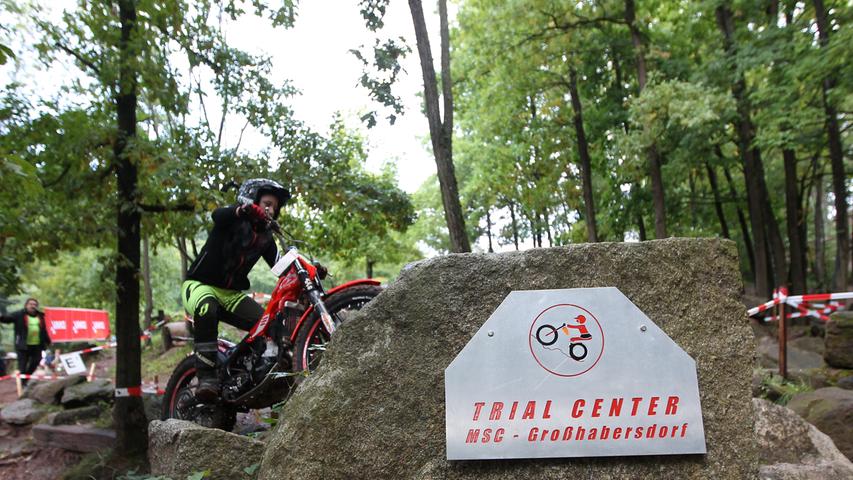 Rasant über Stock und Stein: Mutige Biker beim Biberttaltrial