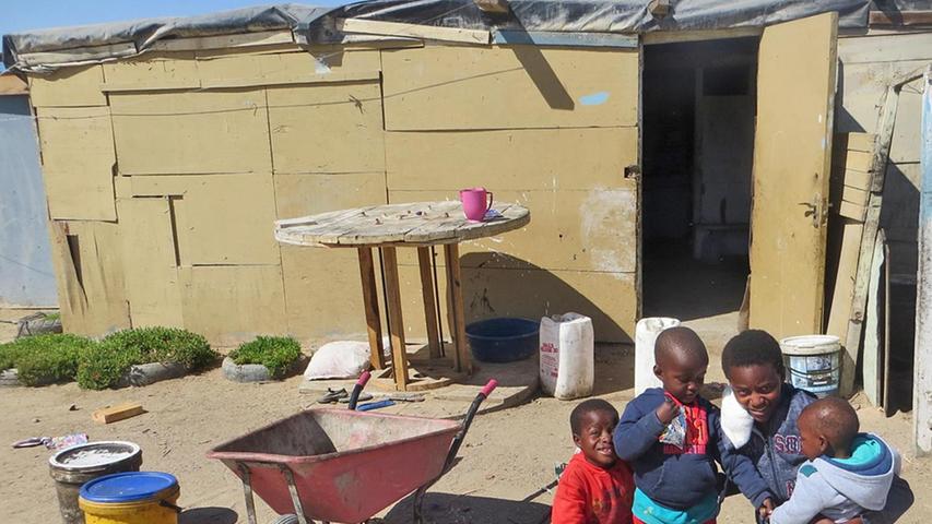 Die Menschen leben zum Teil in Hütten ohne Strom und fließendes Wasser.