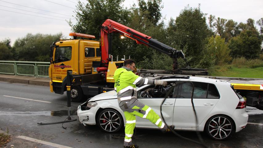 Auto aus der Regnitz geborgen: Großeinsatz bei Stadeln