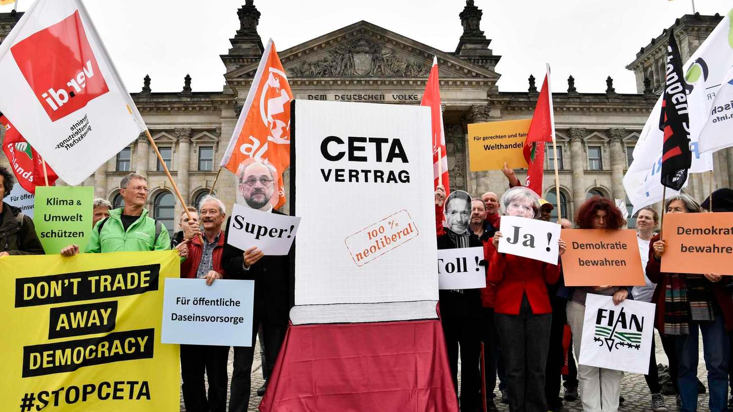 Nicht jeden stimmt das Handelsabkommen Ceta glücklich: Gegner protestieren vor dem Reichstagsgebäude in Berlin und Kritiker waren vor einem Abbau der europäischen Standards und Nachteilen für die deutsche Wirtschaft.