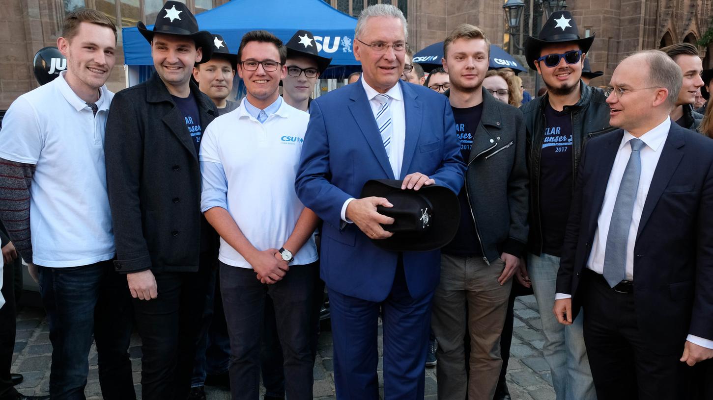 Von schwarzen Sheriffs wird "Mister Sicherheit" Joachim Herrmann in Nürnberg begleitet. Von schwarzen Sheriffs wird "Mister Sicherheit" Joachim Herrmann in Nürnberg begleitet.