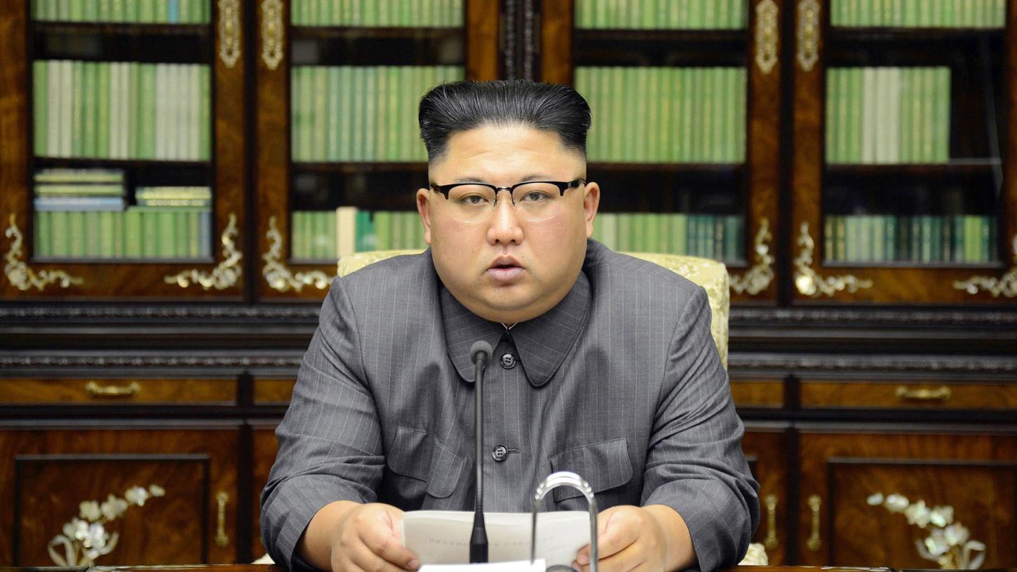 Die von der nordkoreanischen Regierung zur Verfügung gestellte Aufnahme zeigt den nordkoreanischen Machthaber Kim Jong Un am 21. September 2017 in Pjöngjang, während er eine Erklärung als Antwort an US-Präsident Trump nach dessen Drohungen gegen Pjöngjang verliest.