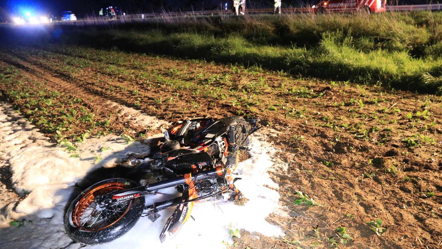 Ungebremst auf Reh geprallt: Motorradfahrer schwer verletzt