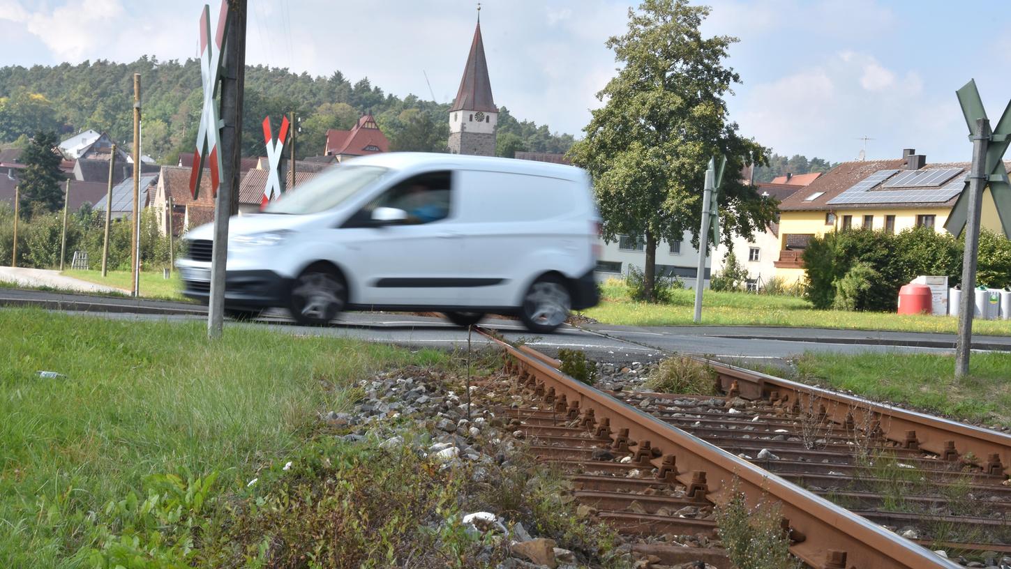 Immer wieder Schauplatz von Unfällen: Der Bahnübergang im Osten von Laubendorf soll nun doch mit Schranke und Lichtsignal abgesichert werden.