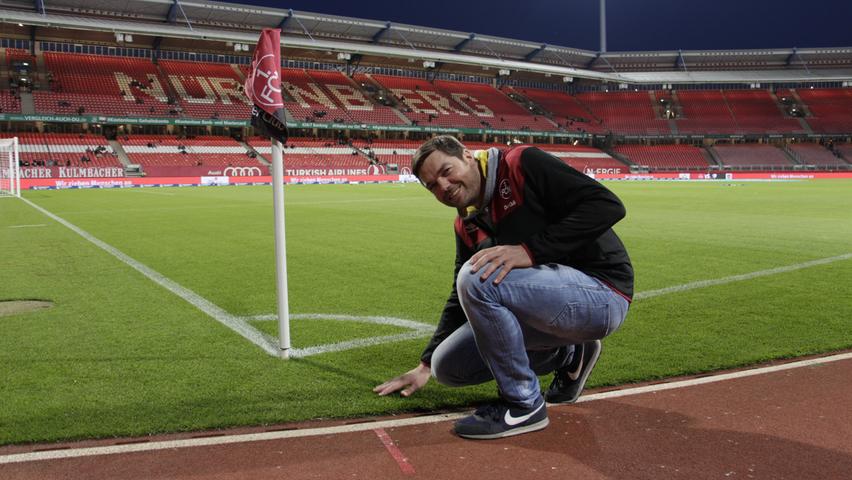 Kleiner Rasencheck: Markus prüft das heilige Grün im Stadion.