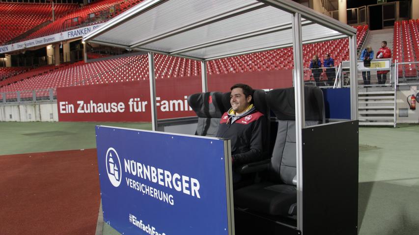 Kurz vor Anpfiff geht es für Markus auf die Fanbank, die direkt am Spielfeldrand steht. Von dort aus wird er die Partie des 1. FC Nürnberg gegen den VfL Bochum verfolgen.