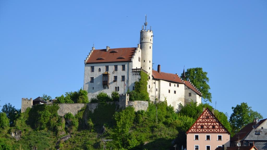 Die Burg Gößweinstein - inklusive Mobilfunksender.