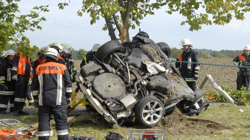 Tödlicher Unfall: Autofahrer rast bei Niederlindach gegen Baum